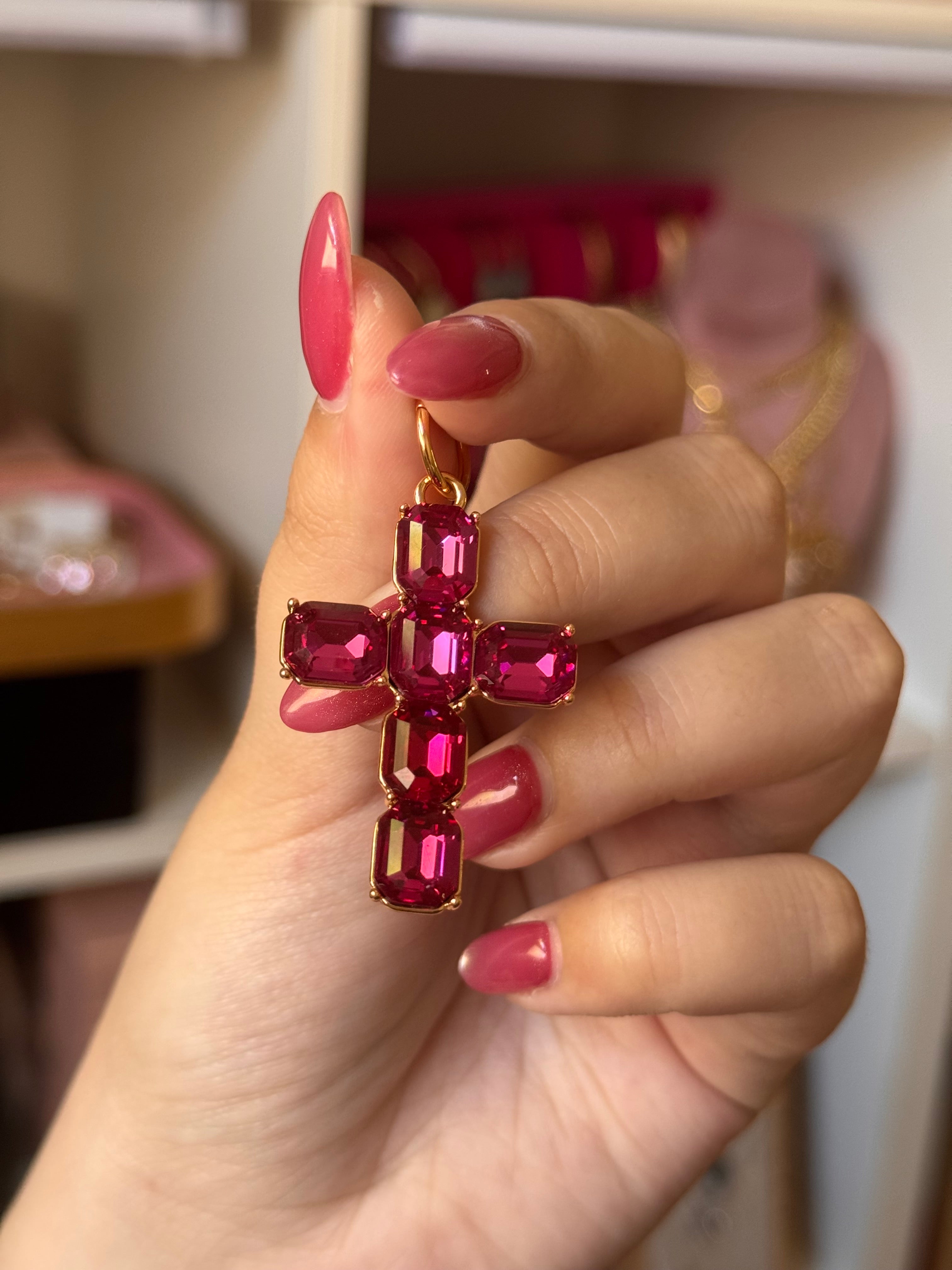 DIJE CRUZ FUCSIA