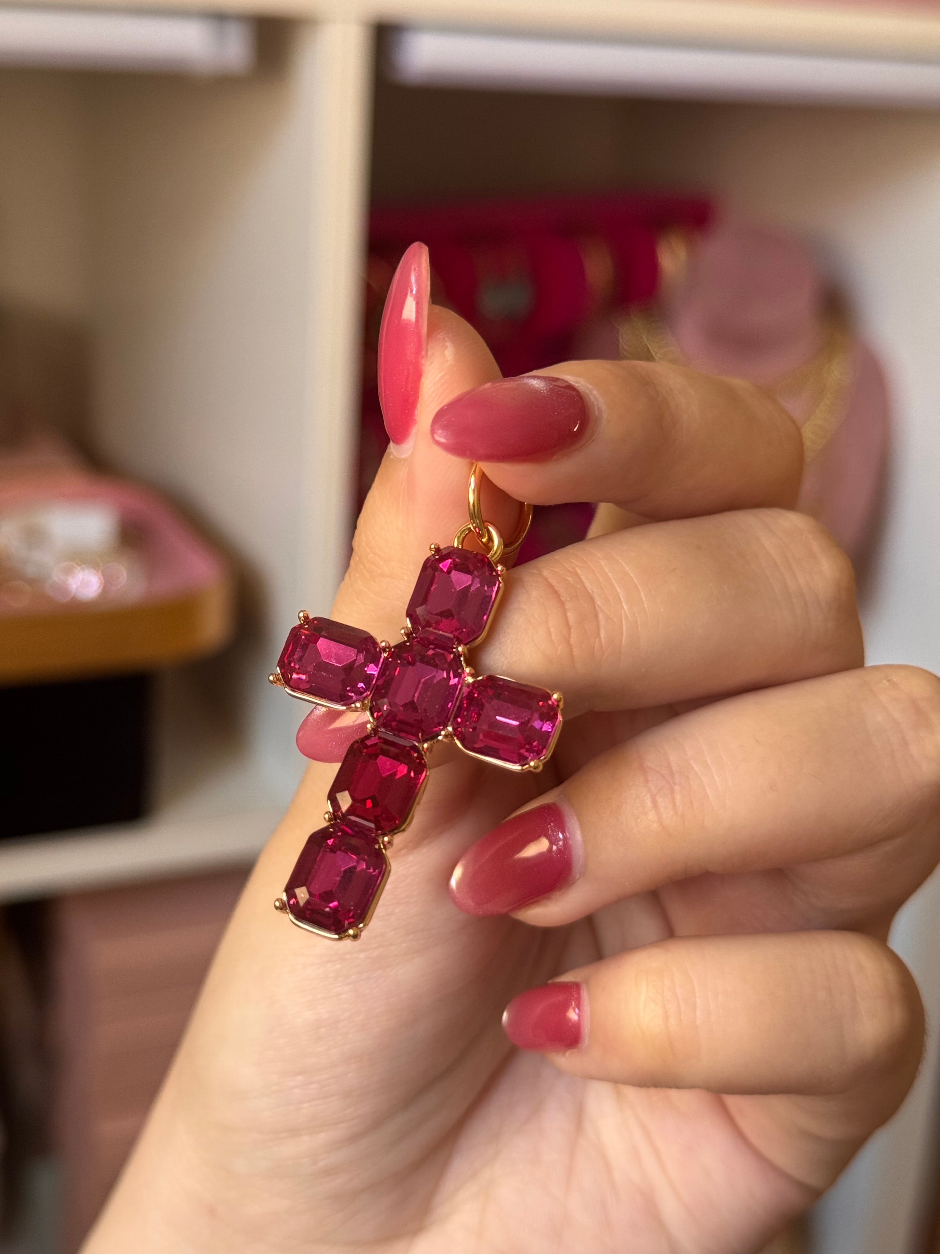 DIJE CRUZ FUCSIA