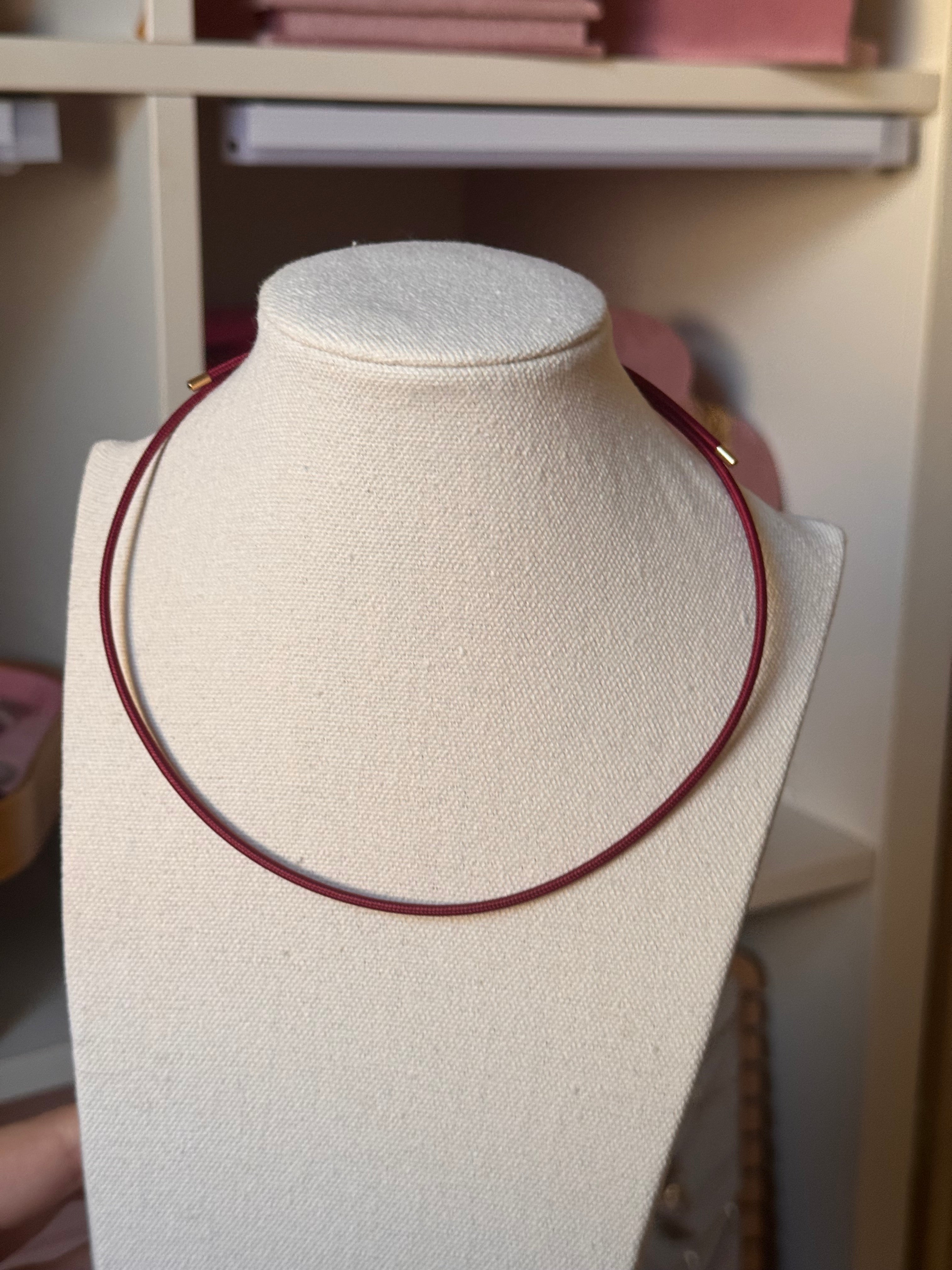 COLLAR INFINITE BURDEOS